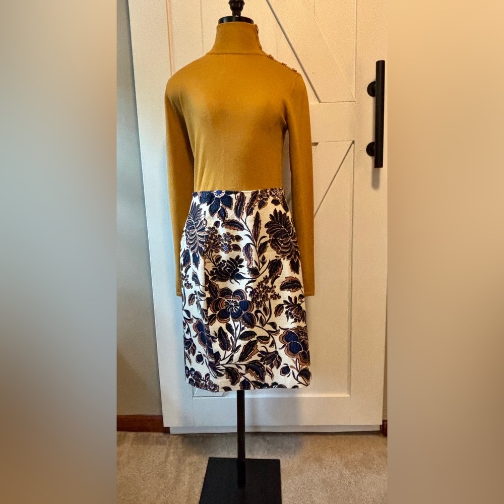 Ann Taylor Cream & Navy Blue Floral
Pencil Skirt Size 2